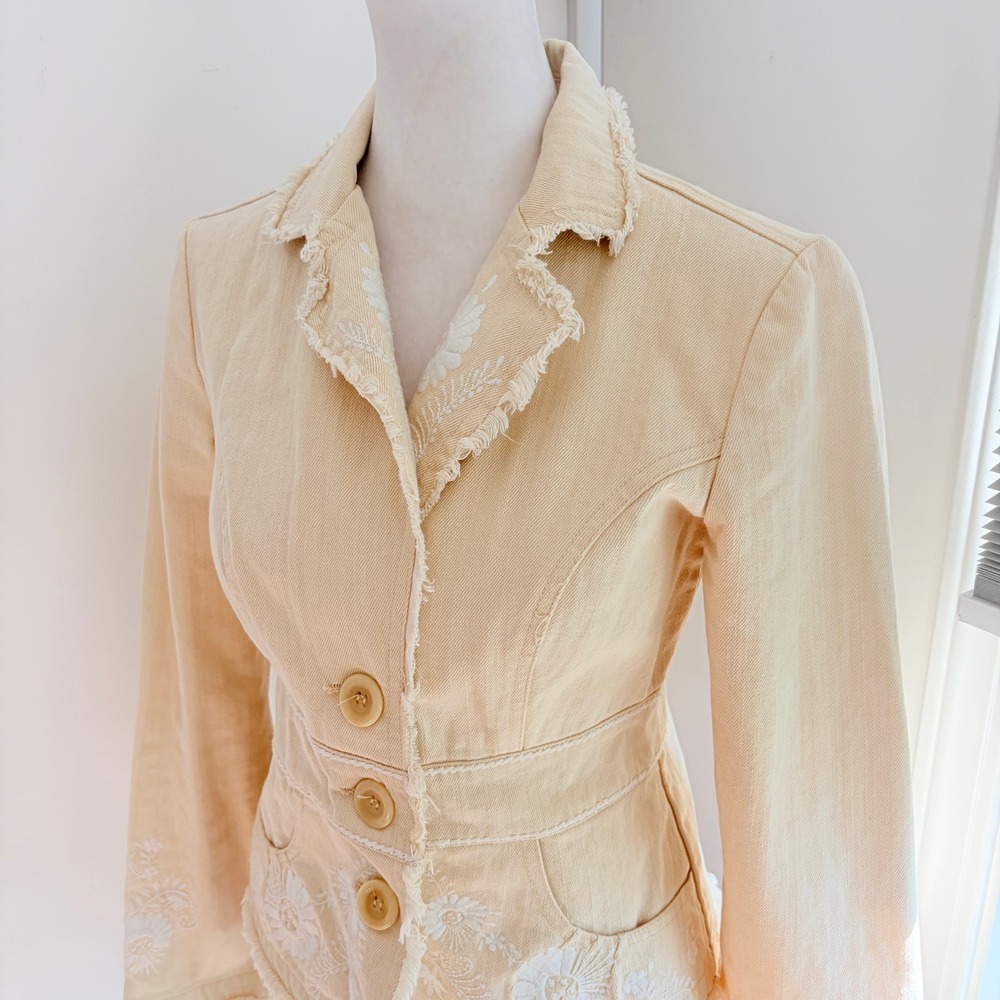 White House Black Market Denim Jacket 4 Boho Cream Embroidered Floral Raw Fringe - Picture 2 of 8
